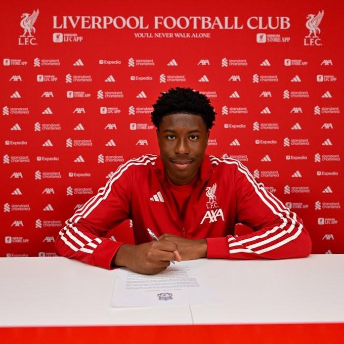 开云在线直播-官方：利物浦与18岁后卫埃罗博马签下首份职业合同